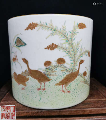 A FAMILLE ROSE GLAZE BRUSH POT WITH DUCK PATTERN