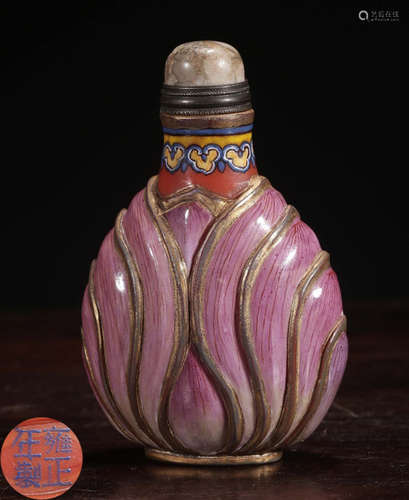 A GLASS SNUFF BOTTLE PAINTED WITH PINK