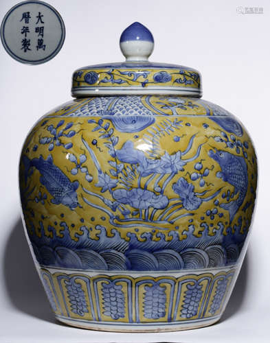 A YELLOW BASE BLUE&WHITE GLAZE JAR WITH FISH PATTERN