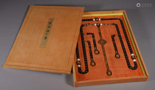 A CHENXIANG WOOD STRING NECKLACE WITH 108 BEADS