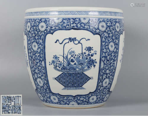 A BLUE&WHITE GLAZE CONTAINER WITH FLOWER PATTERN