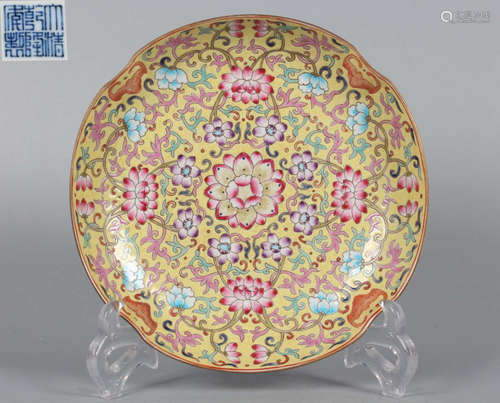 A YELLOW BASE FAMILLE ROSE GLAZE PLATE WITH FLOWER PATTERN