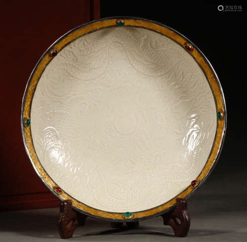 A DING YAO WHITE GLAZE PLATE EMBEDDED WITH GILT SILVER