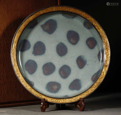 A JUN YAO BLUE GLAZE PLATE EMBEDDED WITH GILT SILVER