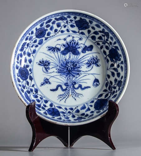 A BLUE&WHITE GLAZE PLATE WITH FLOWER PATTERN