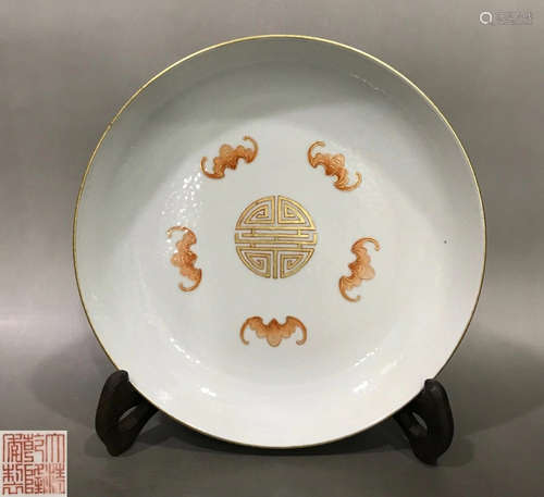 A FAMILLE ROSE GLAZE PLATE WITH DRAGON PATTERN