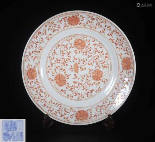 AN ALUM RED GLAZE PLATE WITH FLOWER PATTERN