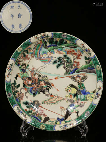 A FAMILLE ROSE GLAZE PLATE WITH FIGURE PATTERN