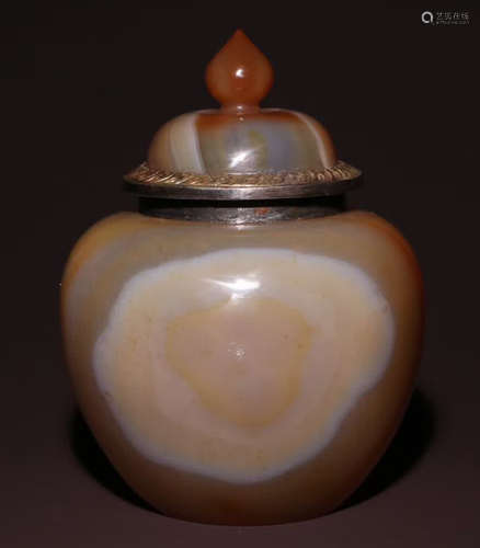 AN OLD AGATE JAR EMBEDDED WITH GILT SILVER