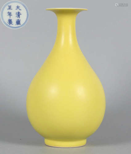 A YELLOW GALZE VASE WITH MARK