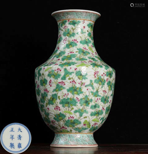 A FAMILLE ROSE GLAZE VASE WITH FLOWER PATTERN