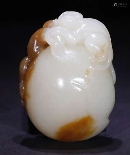 A HETIAN JADE PENDANT CARVED WITH MONKEY