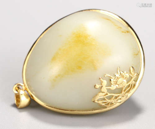 A HETIAN WHITE JADE PENDANT EMBEDDED WITH 18K GOLD