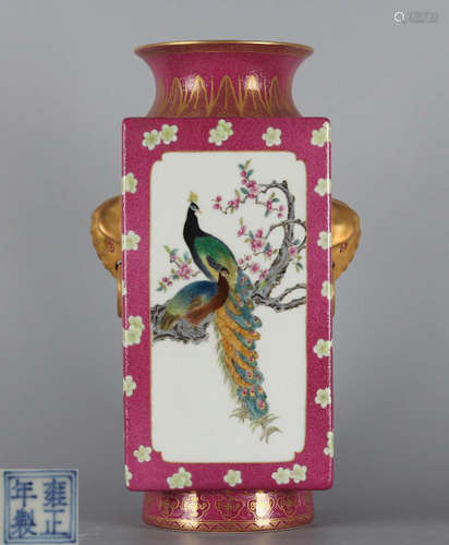 A FAMILLE ROSE GLAZE SQUARE VASE WITH PEACOCK PATTERN