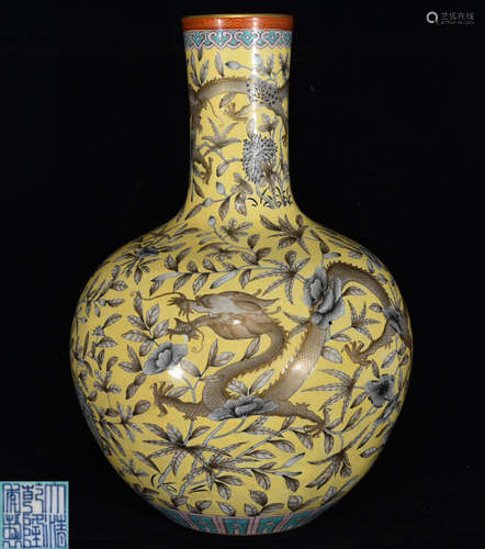 A YELLOW BASE MOCAI GLAZE VASE WITH FLOWER PATTERN