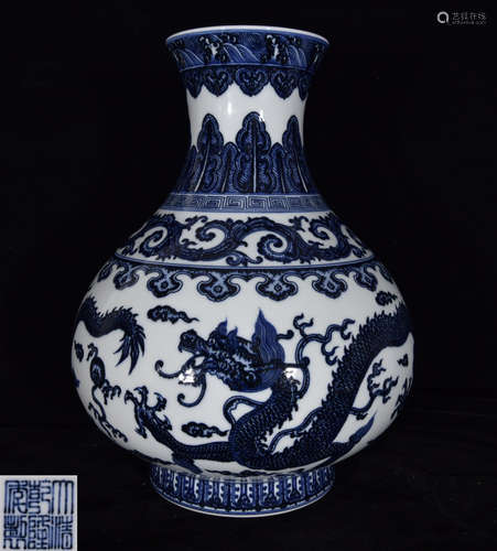 A BLUE&WHITE GLAZE VASE WITH DRAGON PATTERN