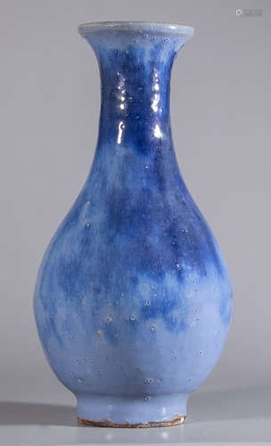 A BLUE GLAZE VASE