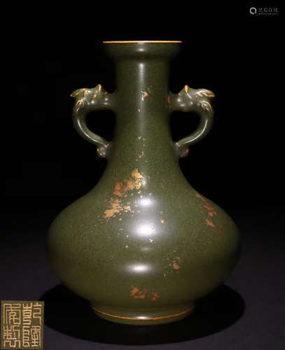 A GREEN GLAZE VASE WITH BEAST EARS