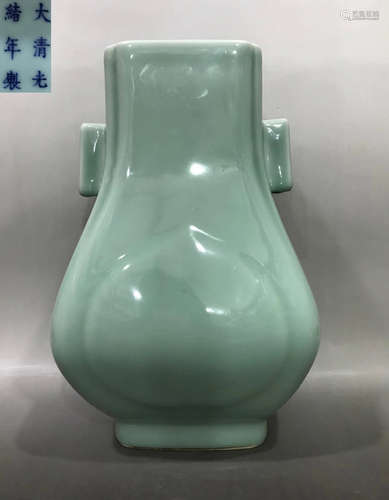 A GREEN GLAZE VASE WITH EARS