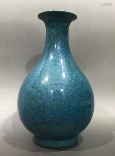 A BLUE GLAZE VASE