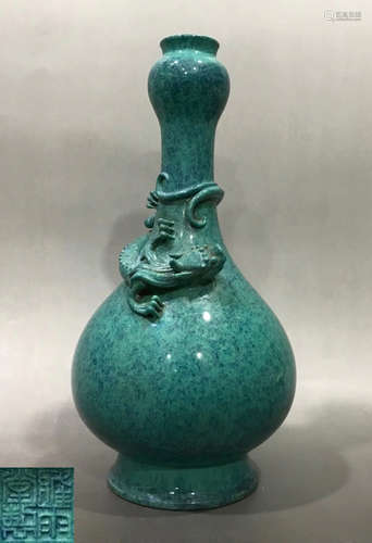 A GREEN GLAZE VASE CARVED WITH DRAGON