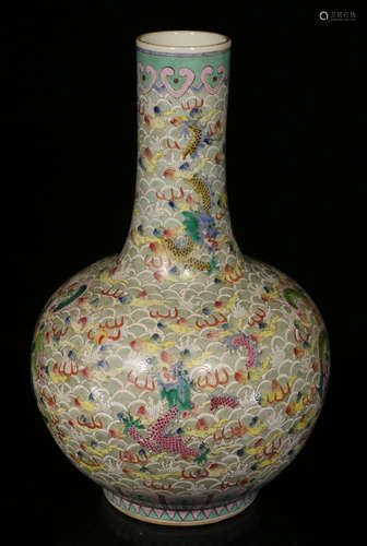 A FAMILLE ROSE GLAZE VASE WITH DRAGON PATTERN