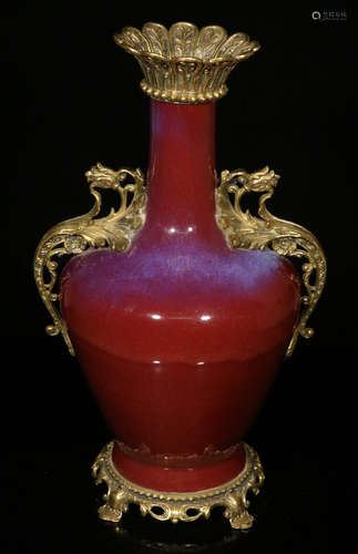 A RED GLAZE VASE WITH BEAST EARS