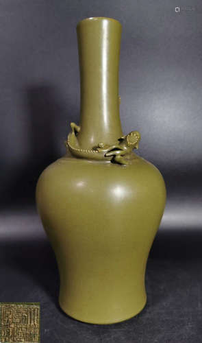 A GREEN GLAZE VASE CARVED WITH DRAGON