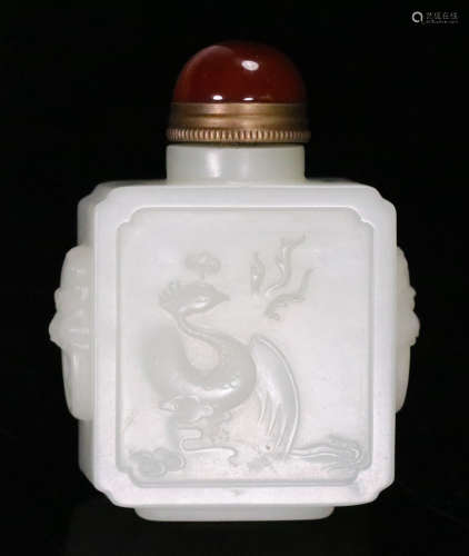AN OLD HETIAN JADE SNUFF BOTTLE CARVED WITH DRAGON PATTERN