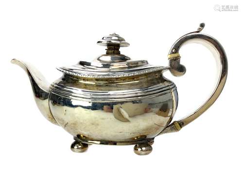 AN EARLY 19TH CENTURY SILVER TEAPOT