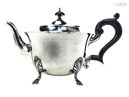 AN EARLY 20TH CENTURY SILVER TEA POT