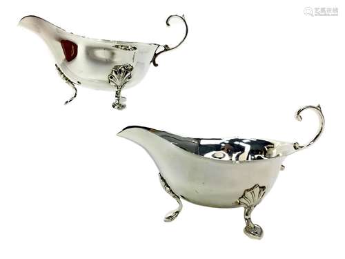 A PAIR OF SILVER SAUCEBOATS IN FITTED CASE