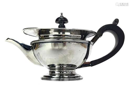 AN EARLY 20TH CENTURY SILVER TEAPOT