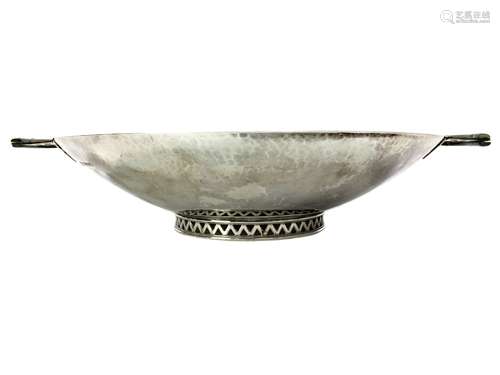 AN EARLY 20TH CENTURY HAMMERED SILVER BOWL