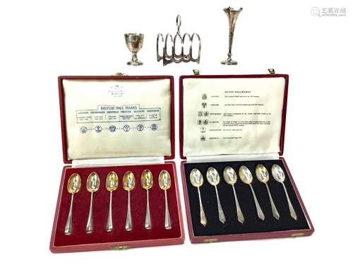 A LOT OF TWO TWO CASED SETS OF SILVER TEASPOONS ALONG WITH A TOAST RACK, EGG CUP AND VASE