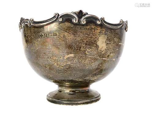 AN EARLY 20TH CENTURY SILVER PEDESTAL BOWL