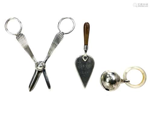 A PAIR OF EARLY 20TH CENTURY SILVER GRAPE SCISSORS ALONG WITH A RATTLE AND PRESENTATION TROWEL