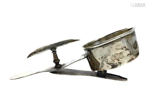 AN EDWARDIAN SILVER CIGAR REST & ASHTRAY