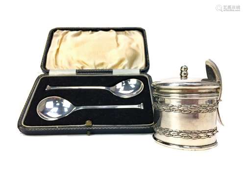 A PAIR OF SILVER PRESERVE SPOONS, ALONG WITH A PRESERVE JAR