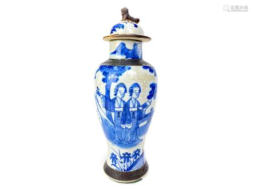 AN EARLY 20TH CENTURY CHINESE CRACKLE GLAZE LIDDED VASE