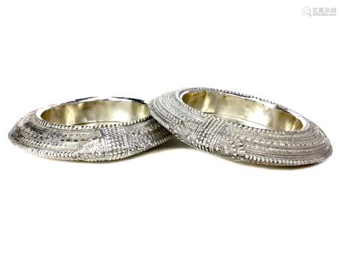 A PAIR OF INDIAN WHITE METAL CIRCULAR STANDS