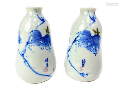 A PAIR OF 20TH CENTURY CHINESE VASES