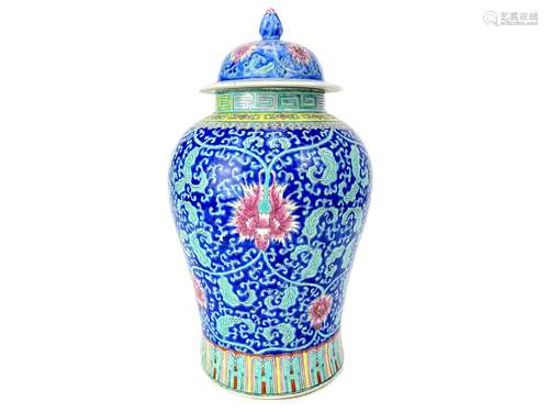 A 20TH CENTURY CHINESE POLYCHROME LIDDED VASE