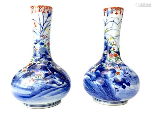 A PAIR OF EARLY 20TH CENTURY JAPANESE VASES