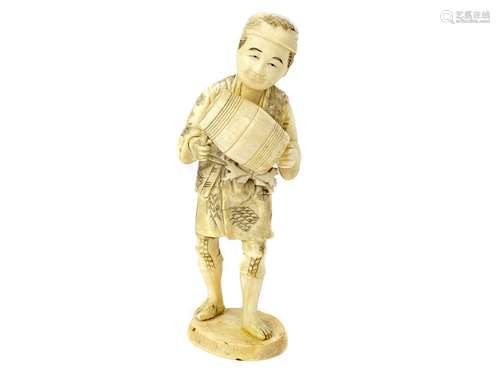 A LATE 19TH CENTURY JAPANESE IVORY CARVING OF A MAN CARRYING A SMALL KEG