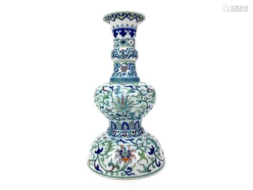 AN EARLY 20TH CENTURY CHINESE VASE