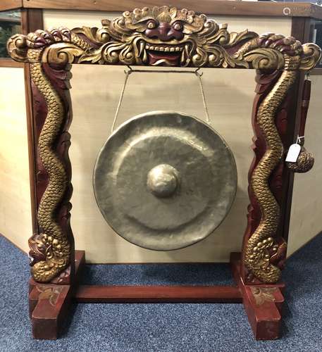 A CHINESE GILT AND RED LACQUERED WOOD FLOOR STANDING GONG