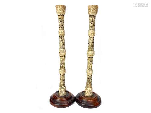 A PAIR OF EARLY 20TH CENTURY JAPANESE IVORY CANDLESTICKS