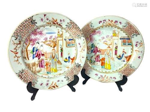 A PAIR OF LATE 19TH CENTURY CHINESE PORCELAIN CIRCULAR PLATES