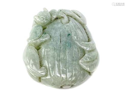 A 20TH CENTURY JADE PENDANT